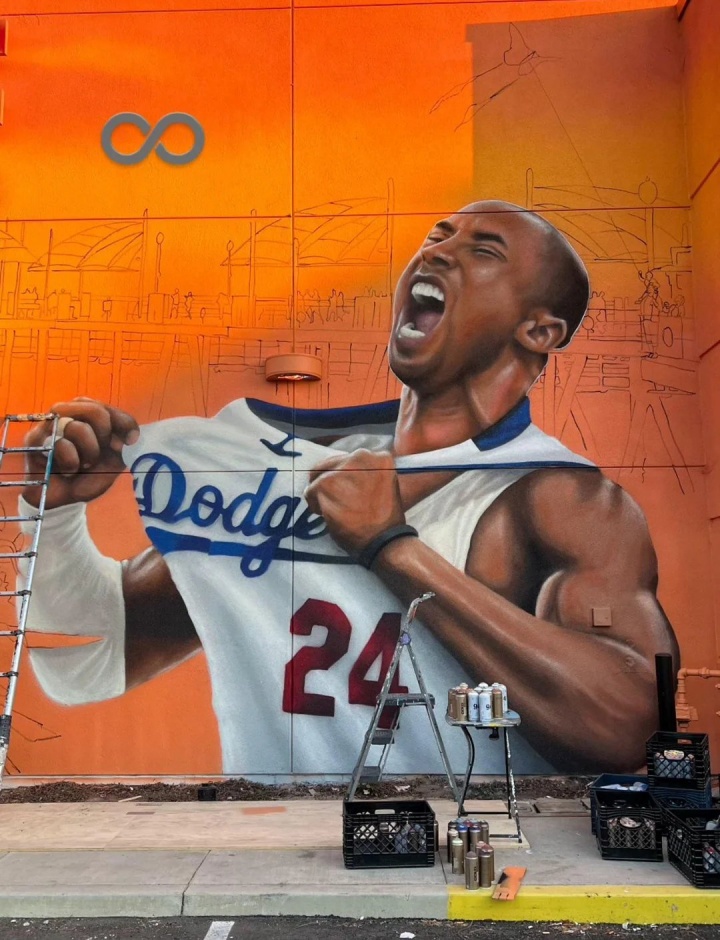 五大联赛-这球衣看得习惯吗？洛杉矶街头出现科比身着道奇球衣的新壁画！