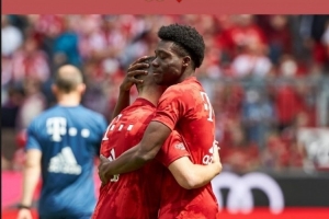 赛程更新-里贝里晒与戴维斯拥抱照片：早日康复，你回归后会更强大